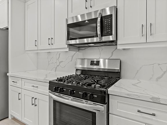 5th image of 1703 Wipprecht St