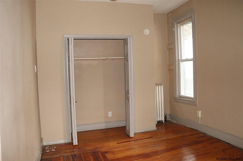 3rd image of 1589 VAN VRANKEN Avenue