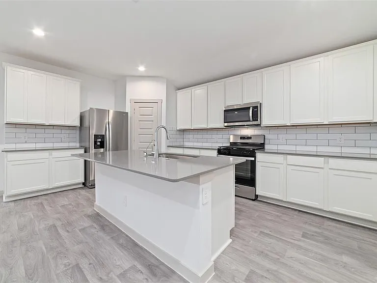 7207 Sunbreeze Ln — Photo 6