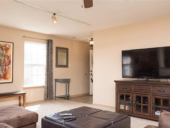 3rd image of 2001 Meadowlark Ln