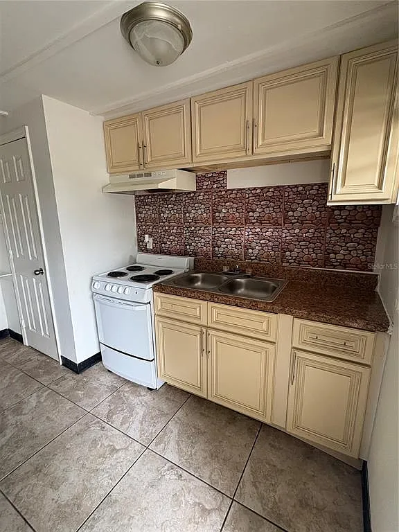 1 bed, 1.0 bath, 700 sqft, $700 — Photo 2