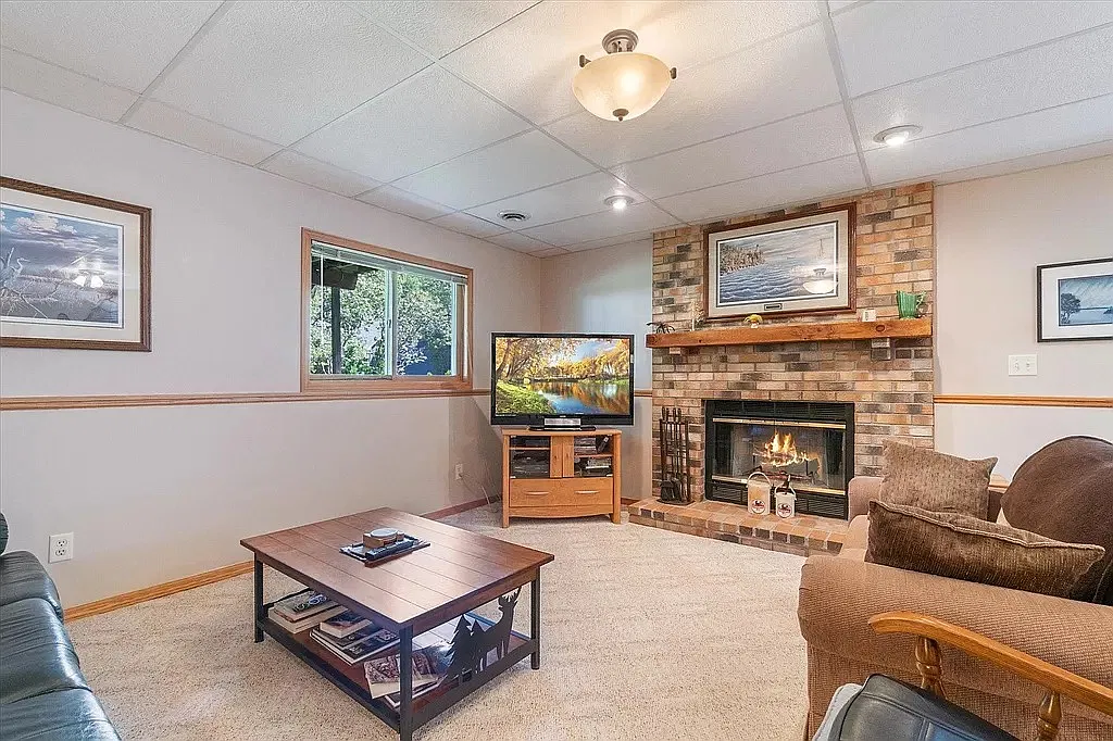 4 bed, 2448 sqft, $4,500 — Photo 3