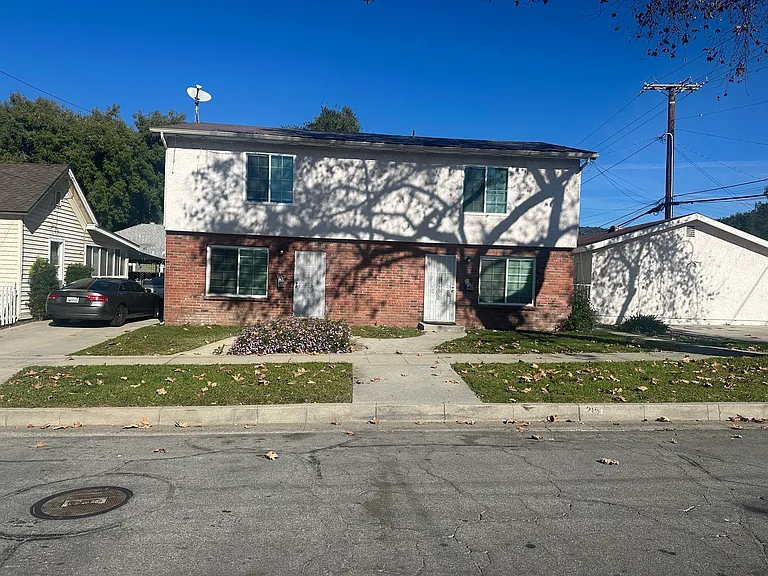 217 W Carroll Ave — Photo 1