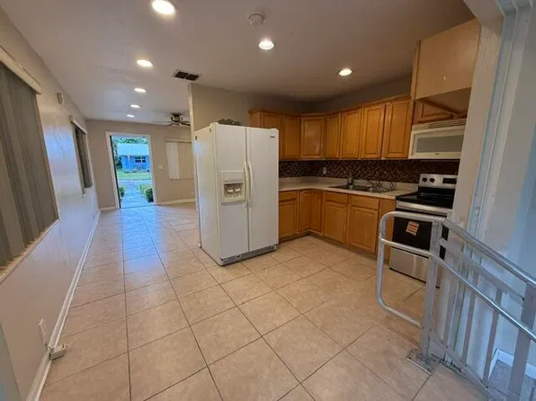 1241 W 6th St, Riviera Beach, FL 33404