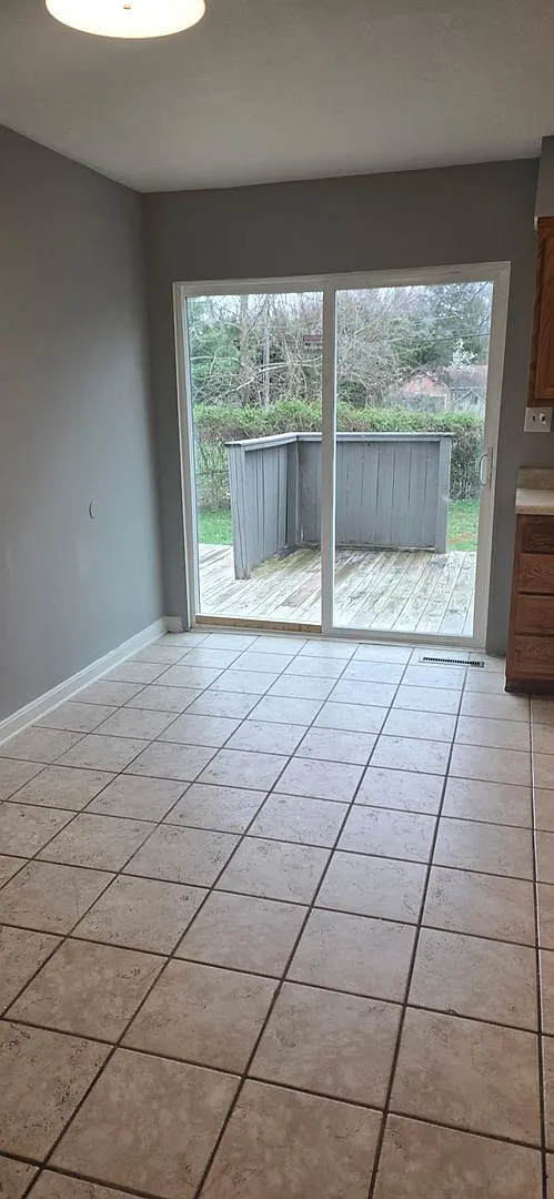 June Move-In-Special 1st Month Rent $1000 3bed/ 1.5 Ba Duplex — Photo 2
