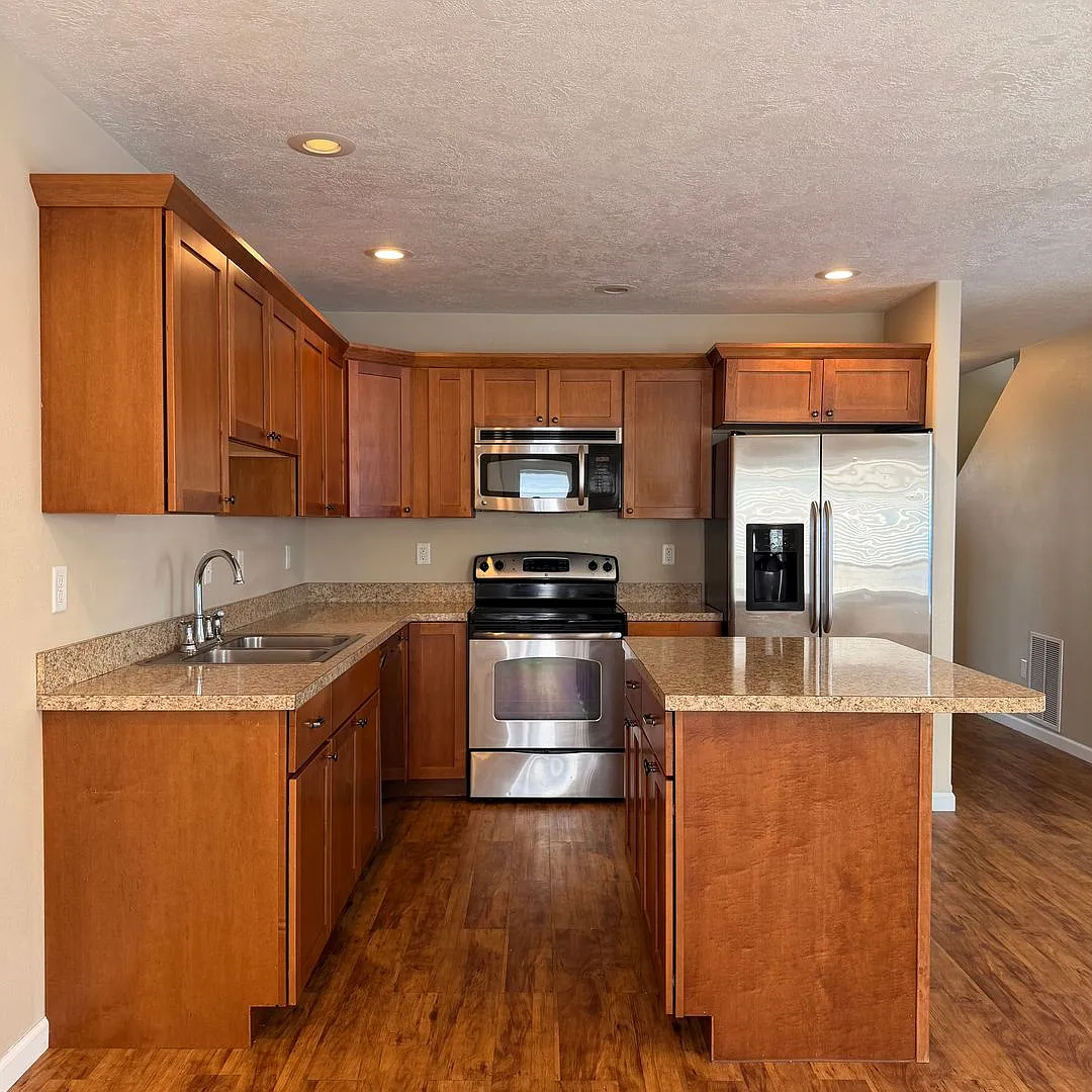 Spacious 3 Bedroom, 3 Full Bathroom Townhouse!! — Photo 2