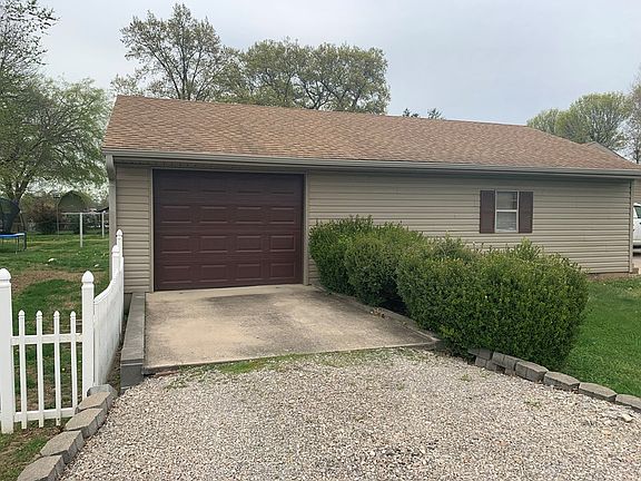 3rd image of 704 E 530th Ave