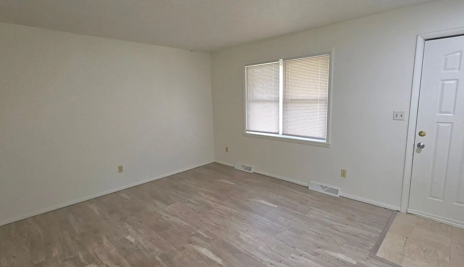 3 Bedroom home Close to Mall! $1395! — Photo 3