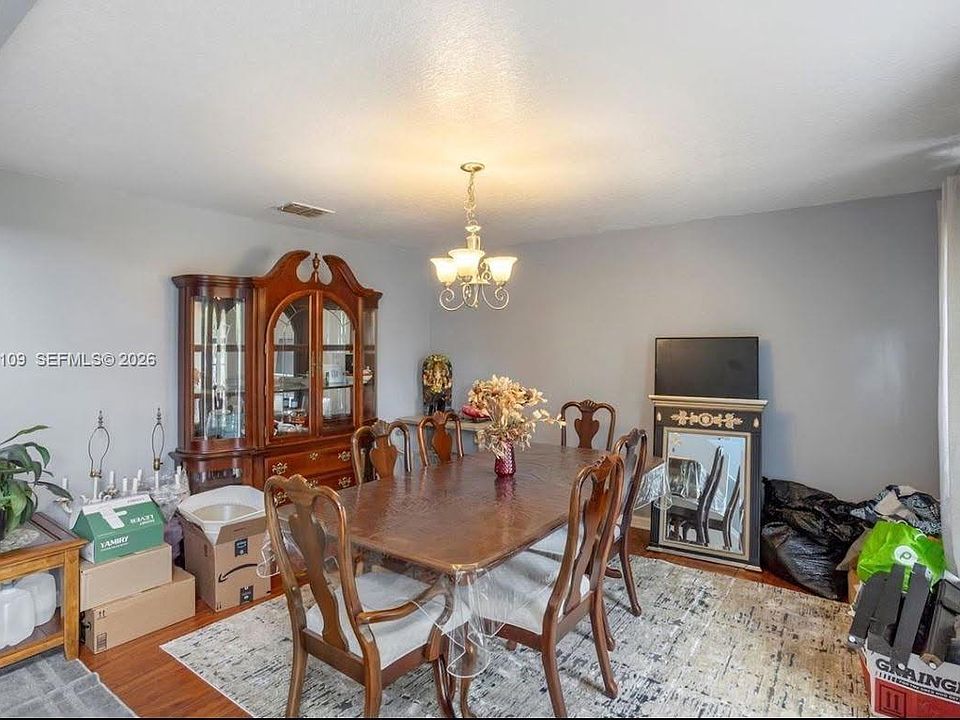 1st image of 325 Thomasdale Ave