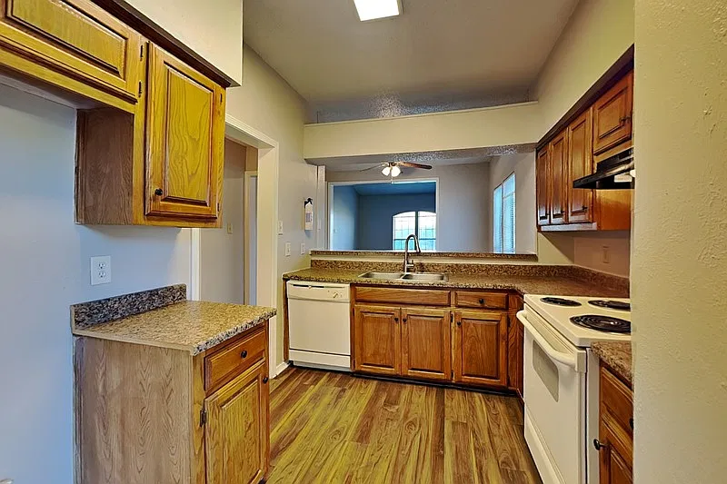 3 bed, 2.0 bath, 1521 sqft, $2,099 — Photo 4