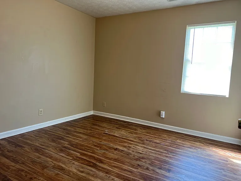 1719 Lynn Dr — Photo 6
