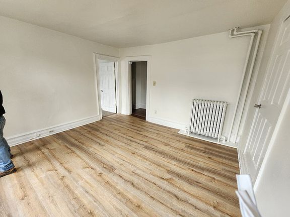 4th image of 303 N York St #B