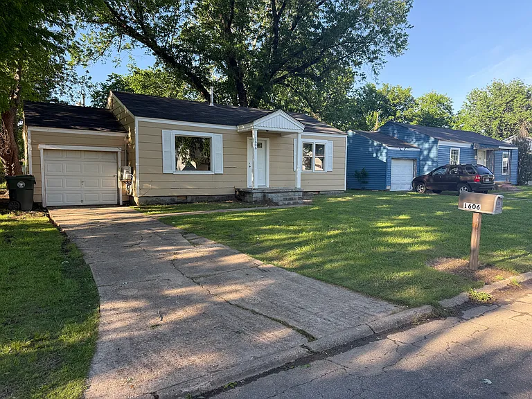 1606 S Aberdeen St — Photo 1