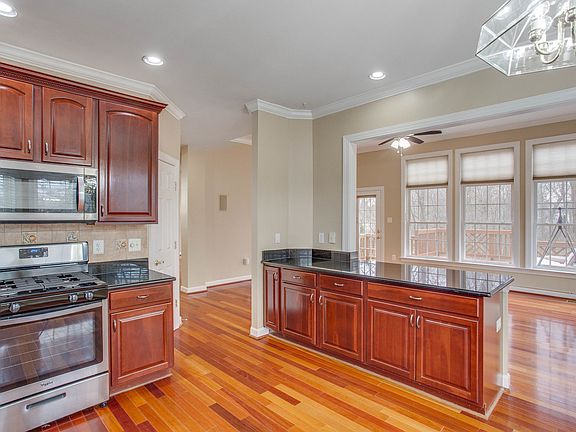 4th image of 3810 Highland Oaks Dr