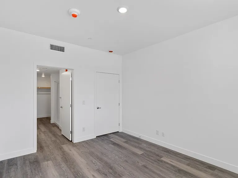 4846 S Jones Blvd — Photo 5