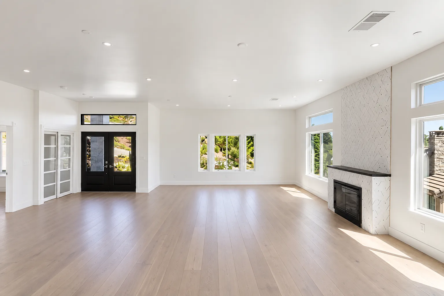 4 bed, 4.5 bath, 3897 sqft, $11,500 — Photo 2
