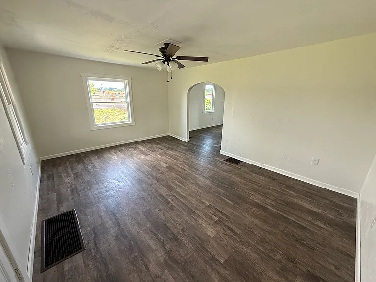 154 Clay Ave SE — Photo 3