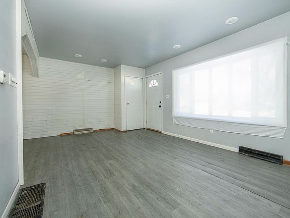 3rd image of 1615 Oakwood Dr
