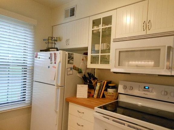 All appliances in matching white are included