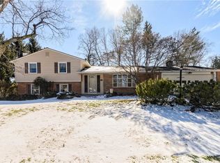 27 Horseshoe Ln N, Henrietta, NY 14467
