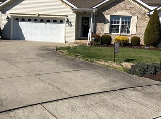 16 Lexus Dr, Hurricane, WV 25526