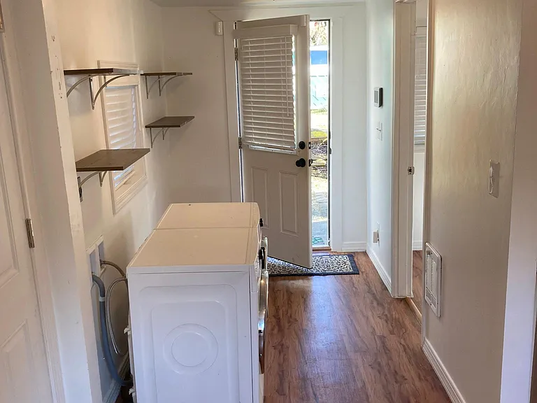 913 Charlotte Ave W — Photo 2