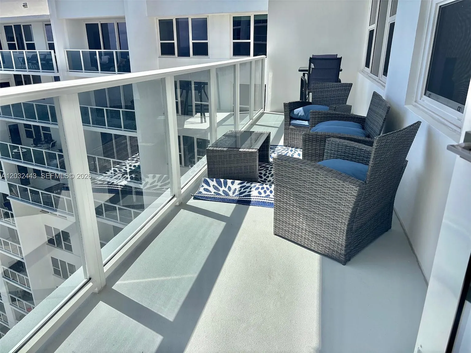 Alexander Towers Condo — Photo 4
