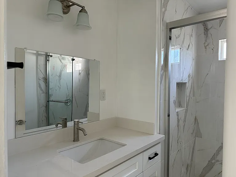 1098 W Nicolet St — Photo 6