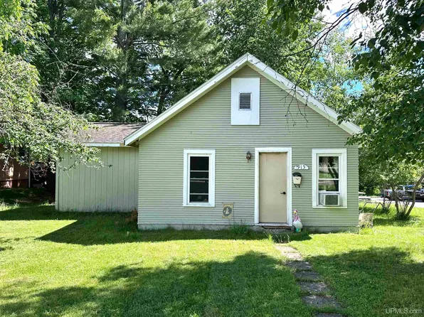 915 Wells St, Iron Mountain, MI 49801