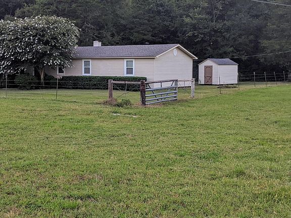 Has a dry outbuilding with electricity