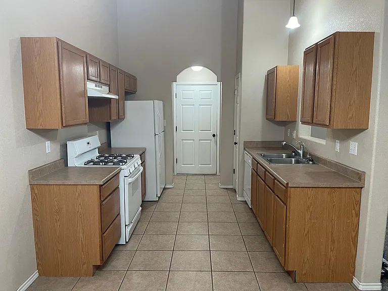 1515 Bradley Ct — Photo 6