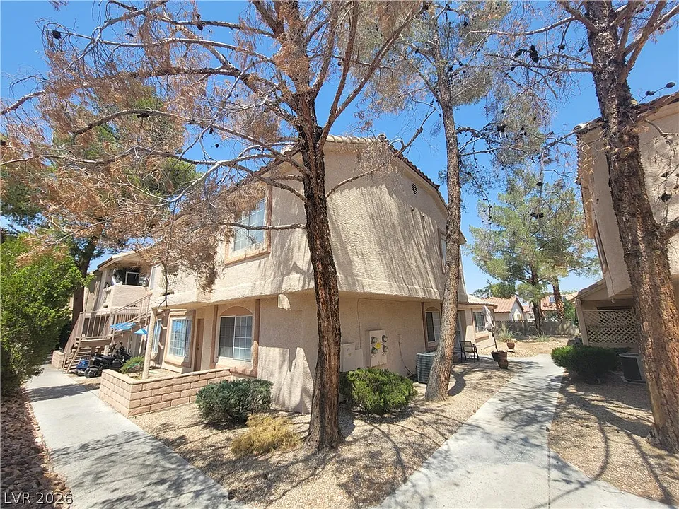 1608 N Torrey Pines Dr #103