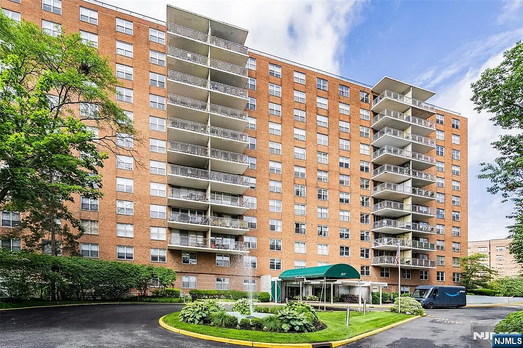 301 Beech St APT 9K photo 1