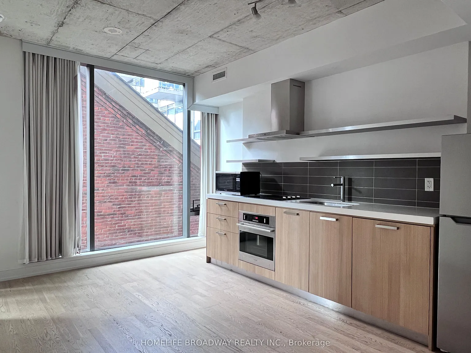 560 King St W — Photo 4