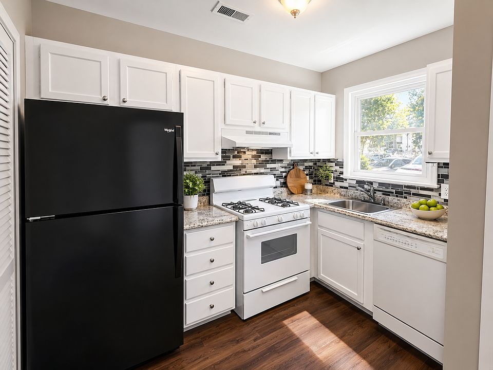 1st image of 13 Townhouse Ln