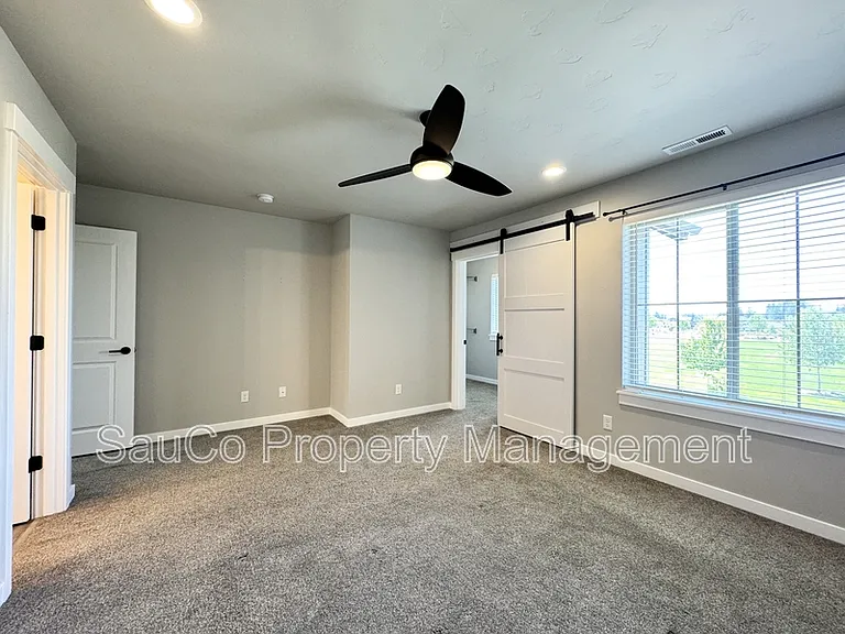 5531 SE Logan Ln — Photo 4