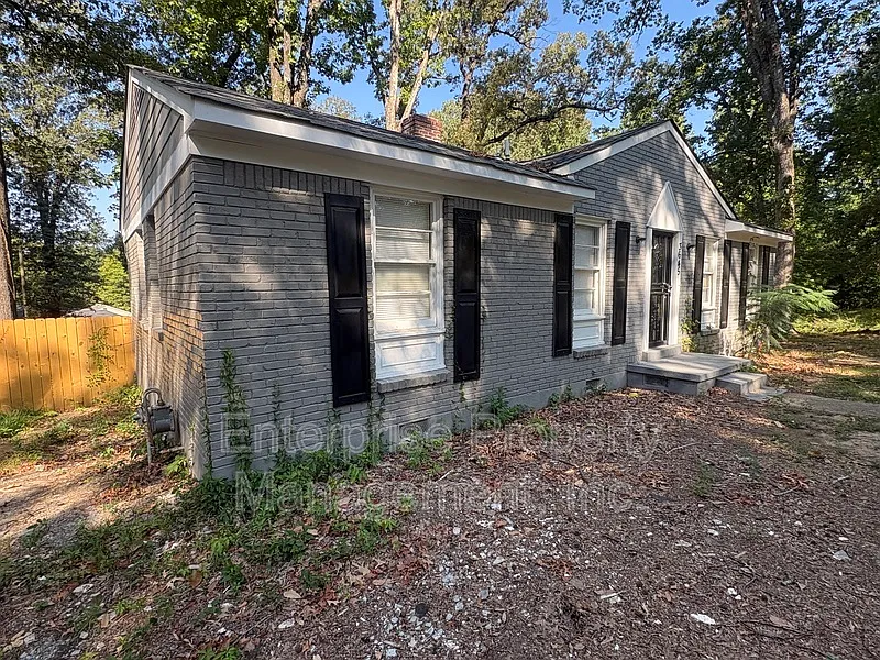 3 bed, 2.0 bath, 1069 sqft, $1,295 — Photo 2