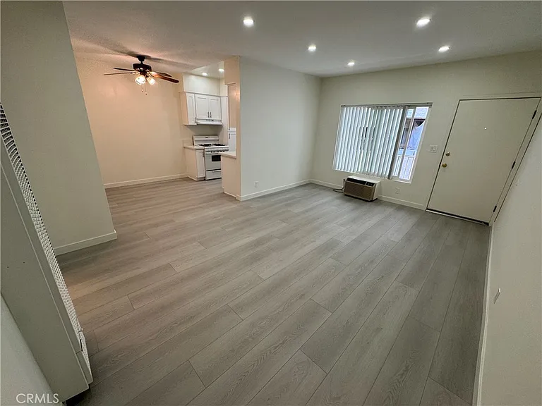 580 W Stocker St #8 — Photo 4