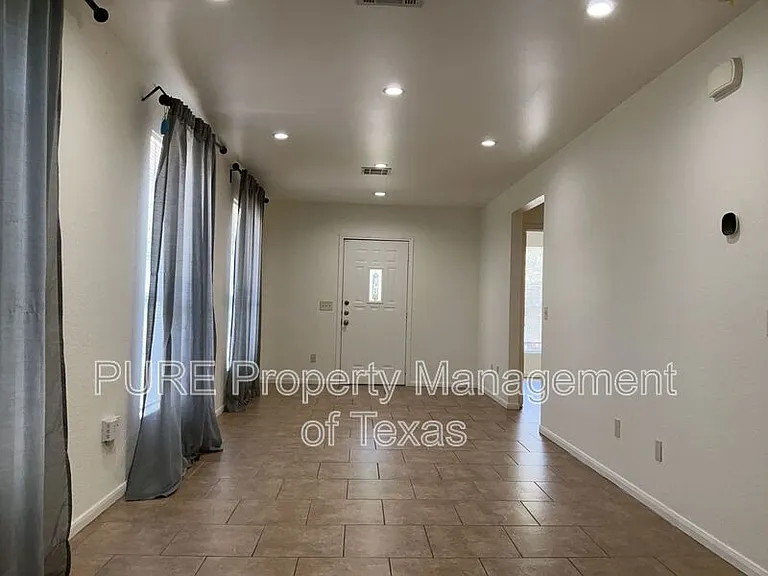 2517 E 4th St — Photo 3