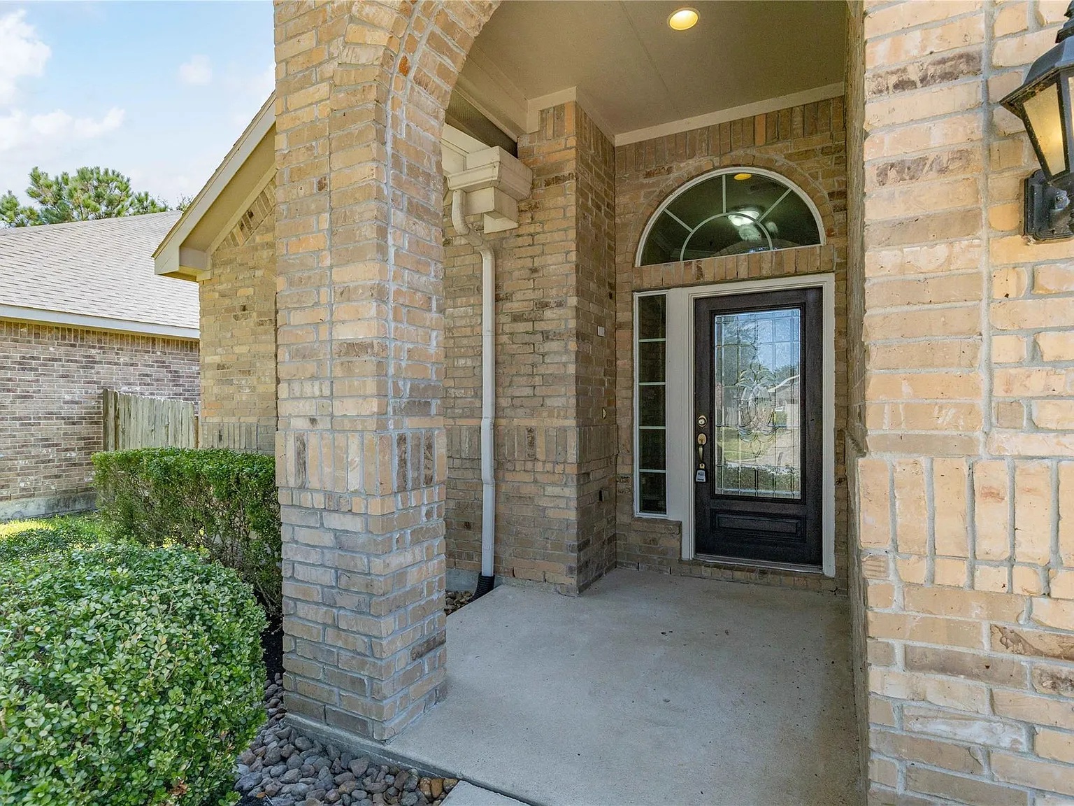 4 bed, 2018 sqft, $2,300 — Photo 3