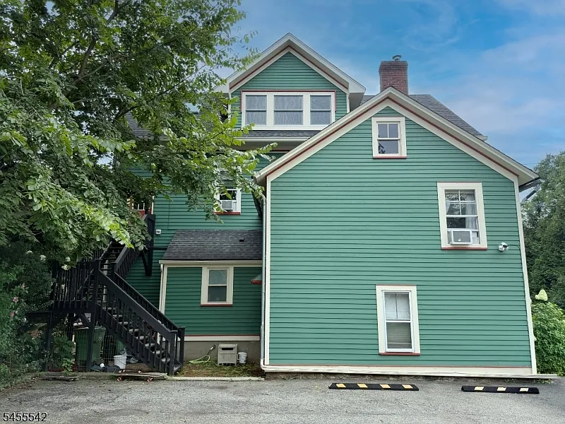 3 bed, 2.0 bath, 1700 sqft, $2,900 — Photo 2