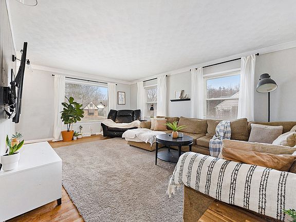 3rd image of 2427 Sinclair Ave NE