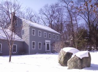 38 Robinhood Dr, Gales Ferry, CT 06335