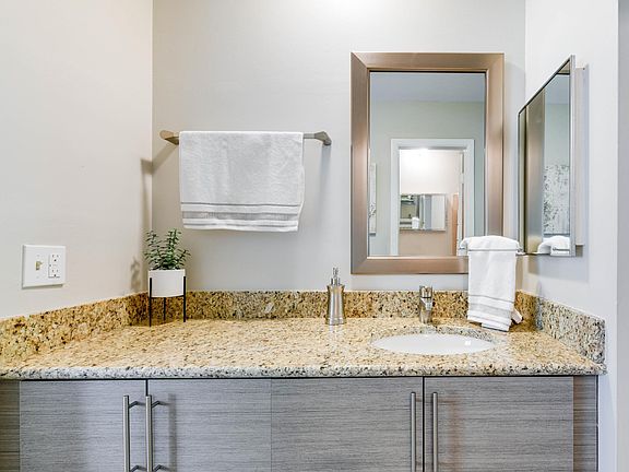 3rd image of 1225 W Park Way #529d645df