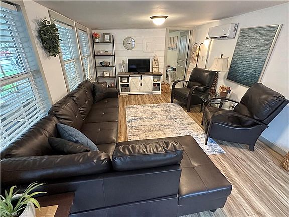 3rd image of 120 Cardinal Dr
