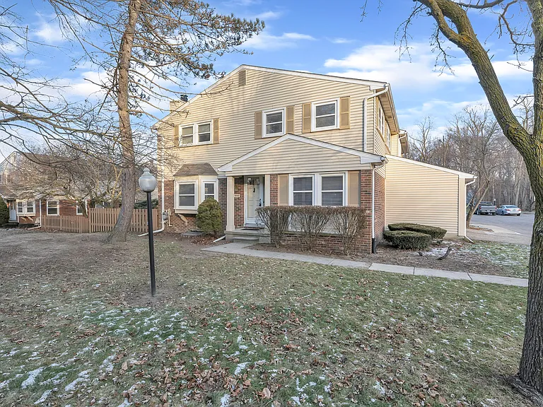 1592 Brentwood Dr — Photo 2