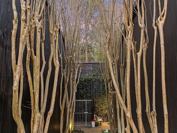 3rd image of 2366 Dunstan Rd