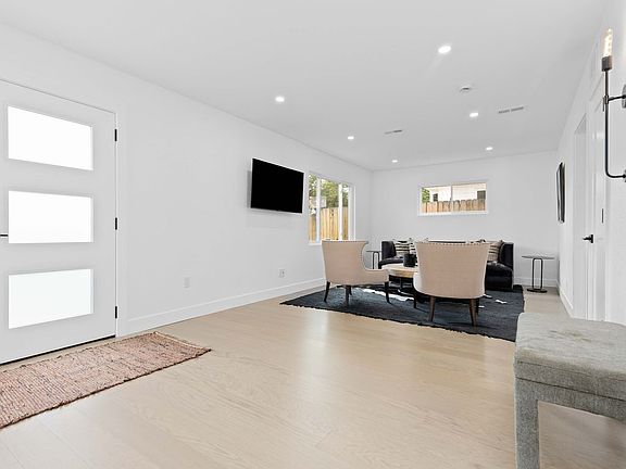 5th image of 300 Lily Ln