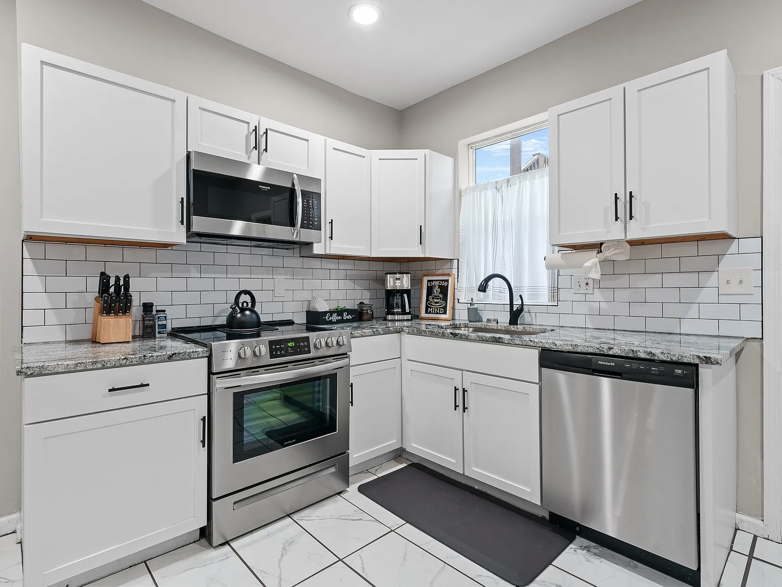 Oakwood Avenue Triplex - 536 — Photo 4