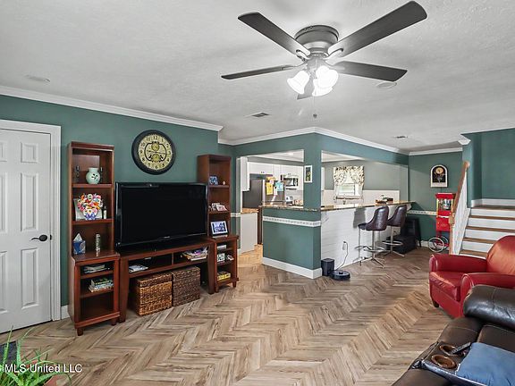 4th image of 2219 Gregory Blvd